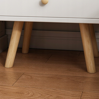 Comodino alto con finitura bianca, con misure 36x46x90 cm, ideale per la camera da letto.