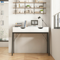 Scrivania da 80x40x90 cm, finitura bianca, ideale per lo studio o la cameretta.