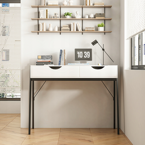 Scrivania da 80x40x90 cm, finitura bianca, ideale per lo studio o la cameretta.