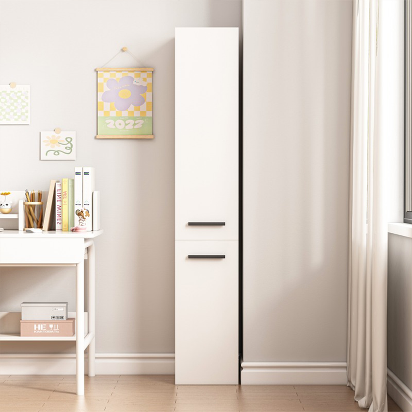 Libreria alta 174 cm, in finitura bianca, ideale per spazi ridotti.