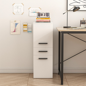 Libreria da 30x85x30 cm, in finitura bianca, ideale per ogni ambiente.