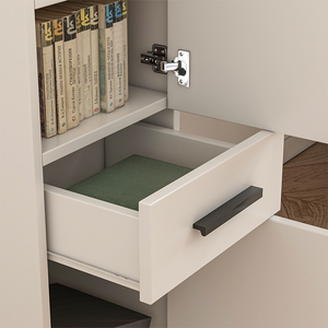 Libreria da 30x85x30 cm, in finitura bianca, ideale per ogni ambiente.