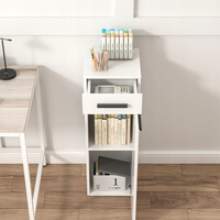 Libreria da 30x30x85 cm, in finitura bianca, ideale per ogni ambiente.