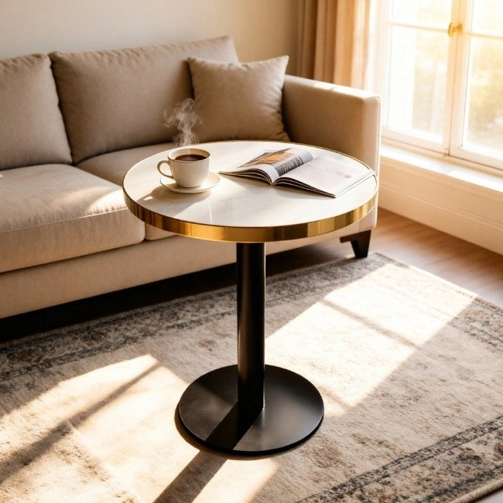 Tavolino da appoggio rotondo moderno con piano effetto marmo bianco e bordo in acciaio inox oro