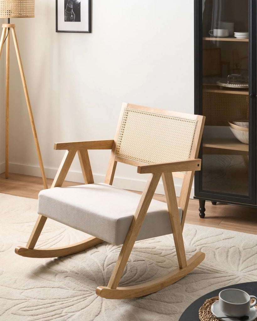 Poltrona a dondolo imbottita con schienale Vienna stile scandinavo struttura in legno di gomma tessuto marrone chiaro e beige chiaro