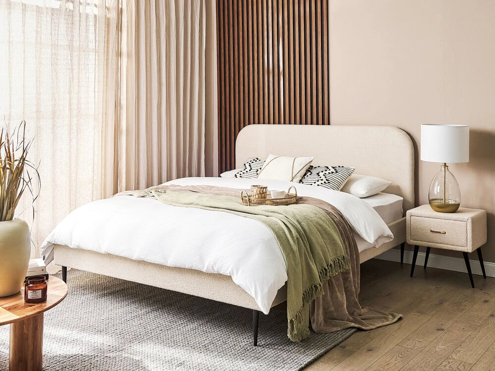 Letto beige bouclè tappezzeria doppia dimensione gambe dorate testiera con rete a doghe 160 x 200 cm design minimalista