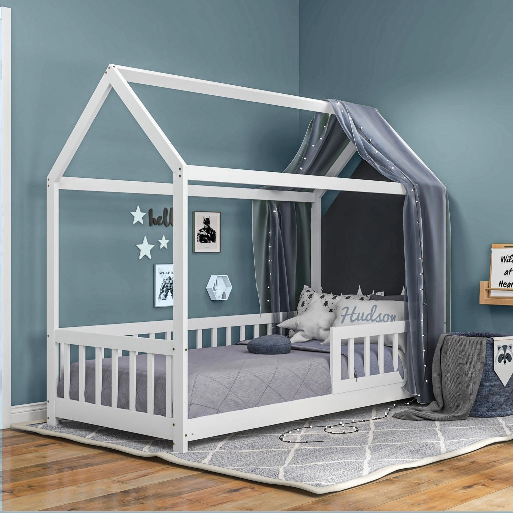 Letto Singolo per Bambini Casetta 96x195x165 cm con Doghe e Recinzione in Legno di Pino Bianco