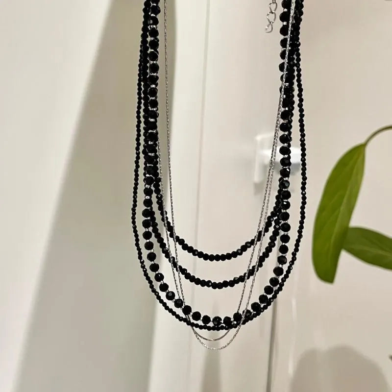 Collana vintage multistrato con cristalli neri: gioiello fatto a mano con perline.