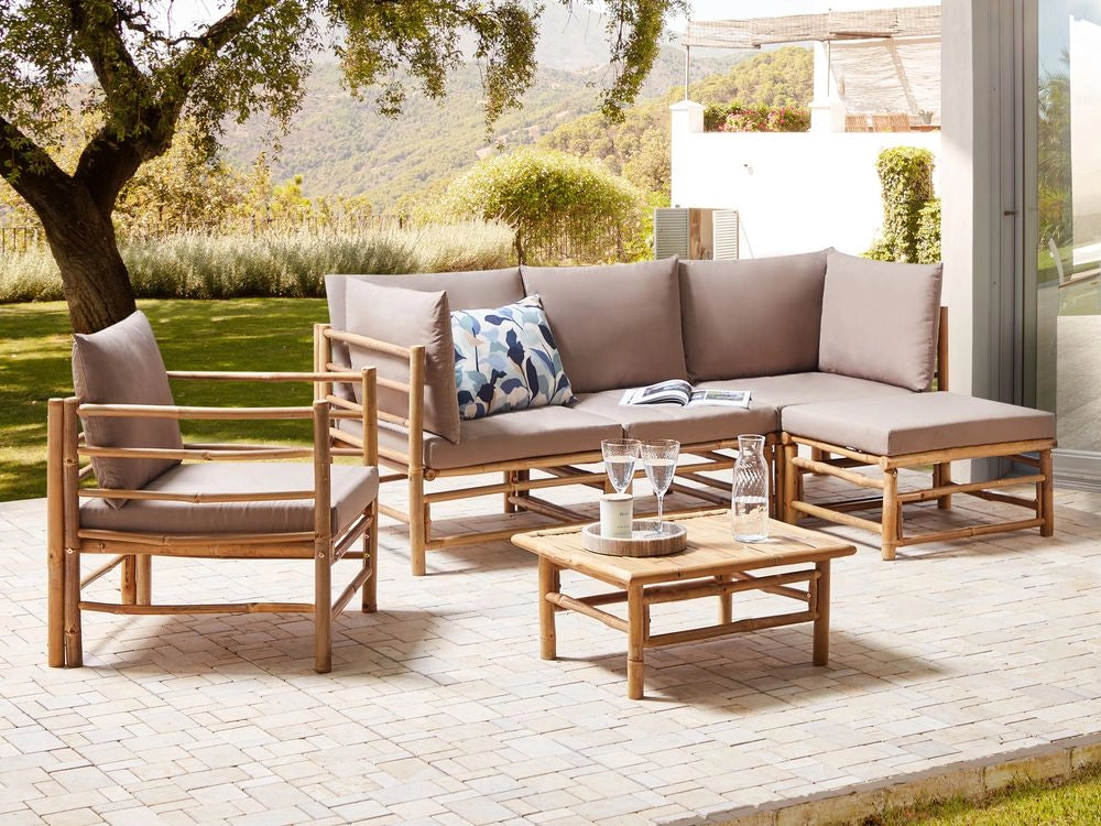 Set da giardino con divano angolare modulare con poltrona e tavolino in bambù cuscini naturali tortora 5 posti esterno elegante
