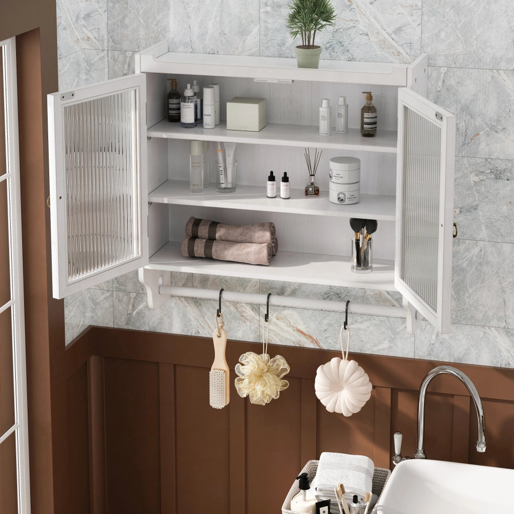 Pensile da Parete con 2 Ante in Vetro Cannelé; 3 Ripiani e Porta Asciugamani; Stile Vintage; in Legno e MDF; 63×18×60 cm; Bianco Decapato