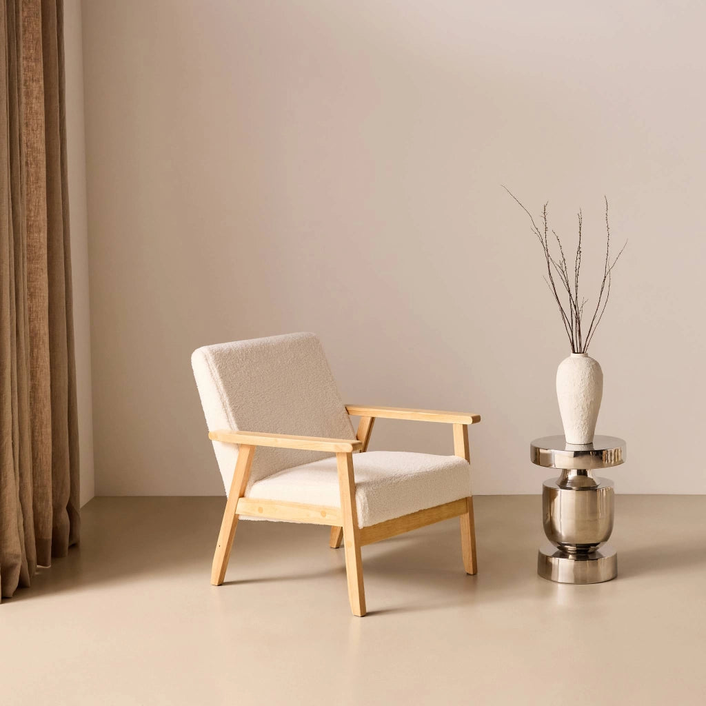 Poltrona scandinava in legno e tessuto bouclé, crema