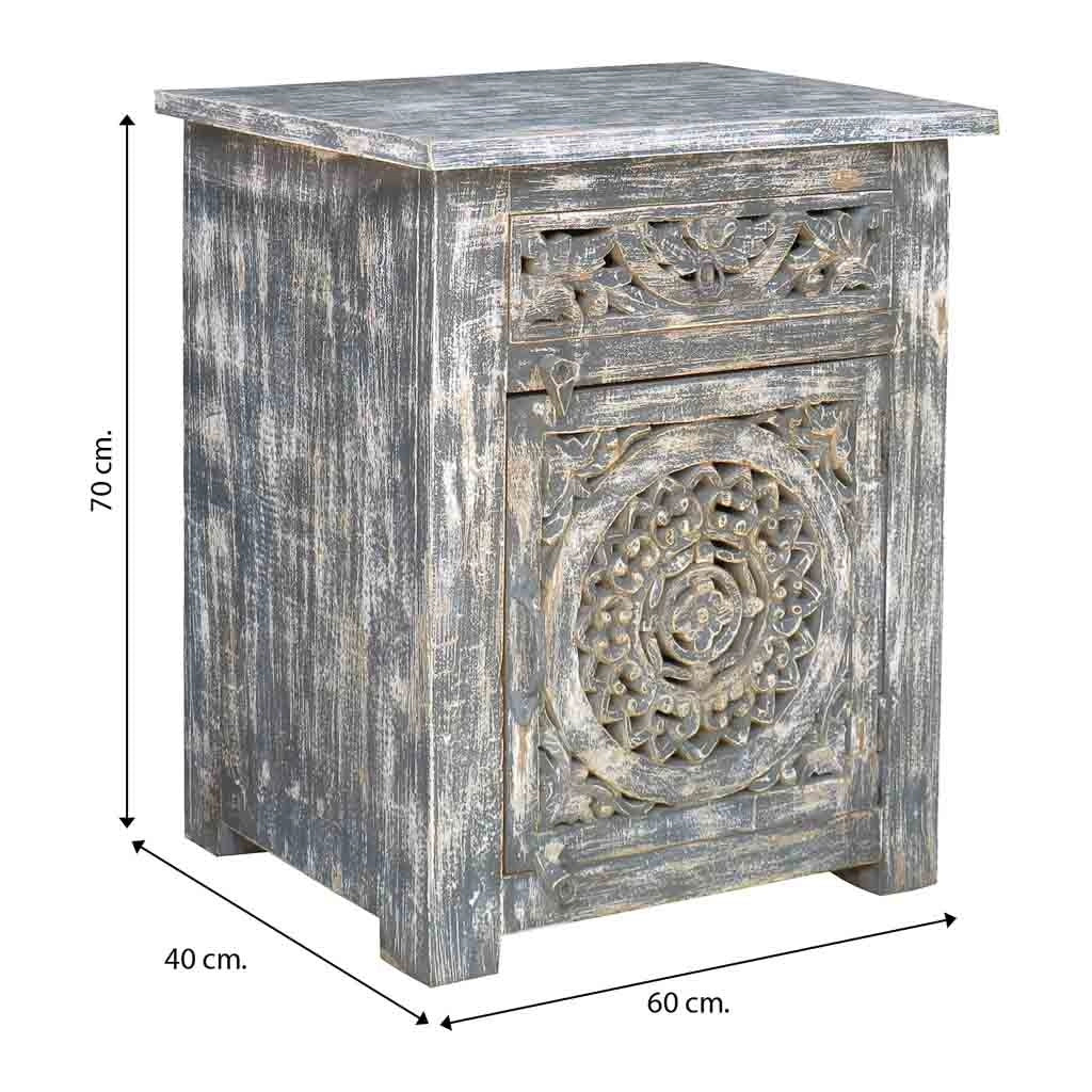 Comodino in legno con finitura artigianale, dimensioni 60x40x70 cm.