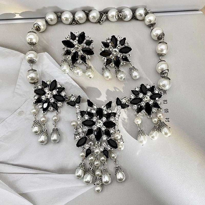 Collana con pendente a forma di diamante nero, cristallo e perla, realizzata a mano, regalo di Natale o compleanno.