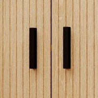 Comodino, Tavolino, Stile Scandinavo con 2 Porte Scorrevoli e Piedi in Acciaio, 48 x 40 x 48 cm, Effetto Legno