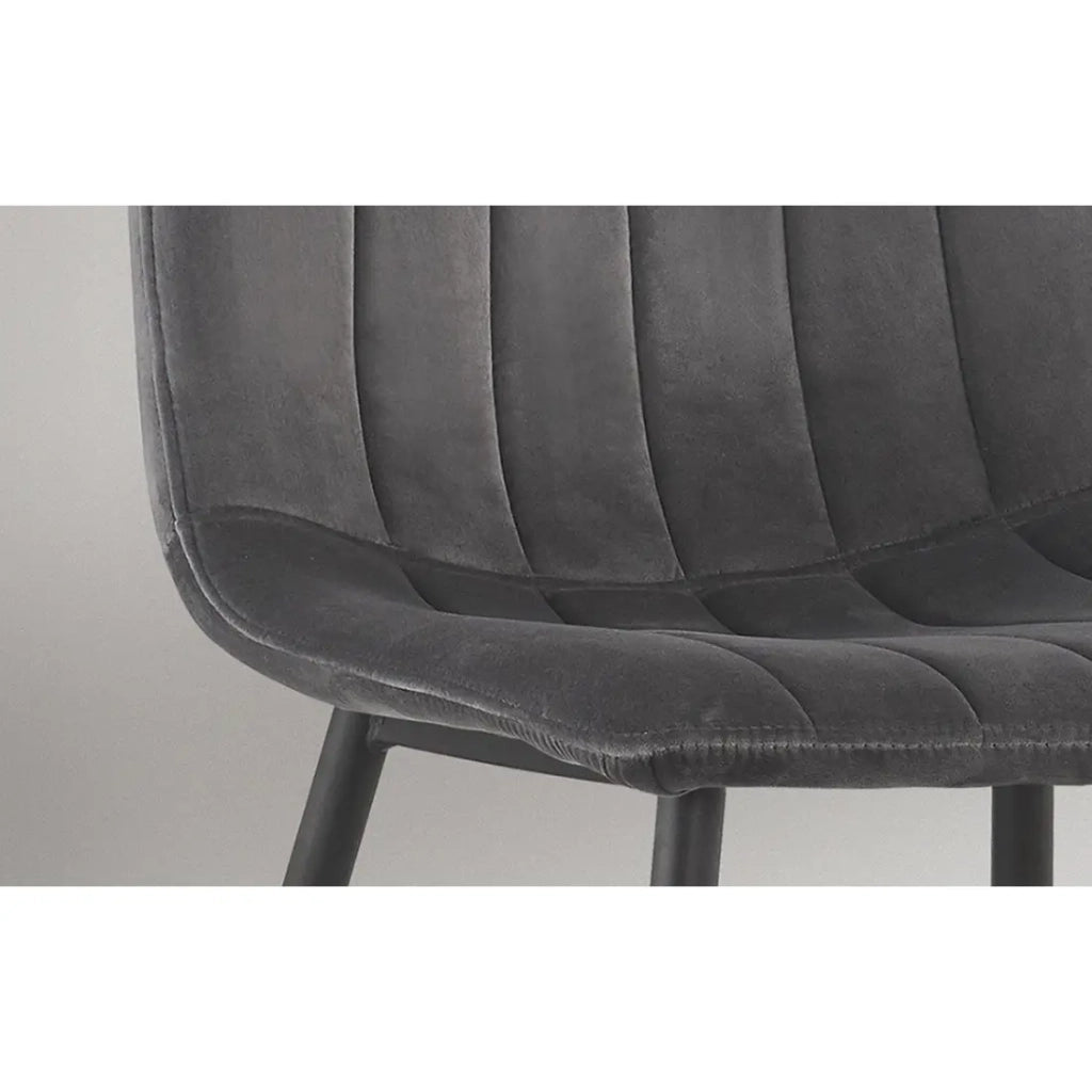 Sedia BRUCE – Velluto grigio – Piedi in metallo nero – H86 x L45 x P55 cm