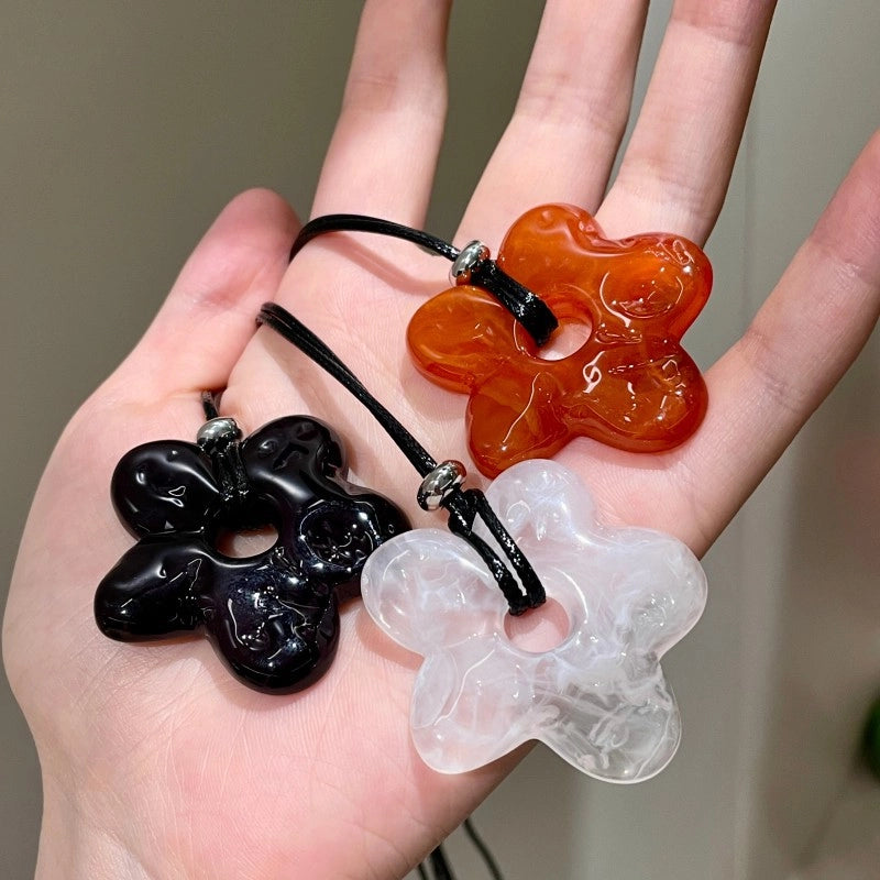 Semplice collana lunga floreale dal tocco sofisticato, caratterizzata da un esclusivo design a petali traforati.