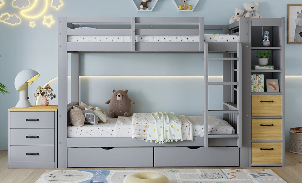 Letto a Castello Grigio in Legno 90x200 cm con Cassettoni, Scaffale Laterale e Comodino Mobile