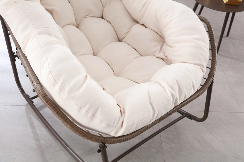 Poltrona a dondolo da esterno oversize 78x106x90 cm; bianca; in acciaio e rattan intrecciato