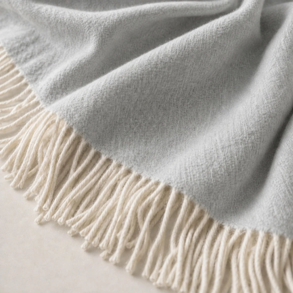 Plaid Living 130x170 cm in Cotone Blend | Coperta Leggera 250 gr/mq per Divano e Letto | Design Elegante e Tessuto Morbido | Grigio Chiaro