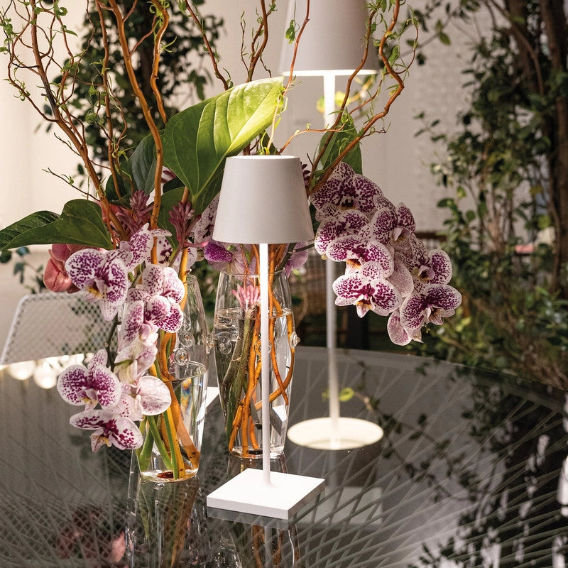 Lampada a led da tavolo Poldina Pro Bianca ricaricabile e dimmerabile con batteria fino a 12 ore. Da uso esterno IP65