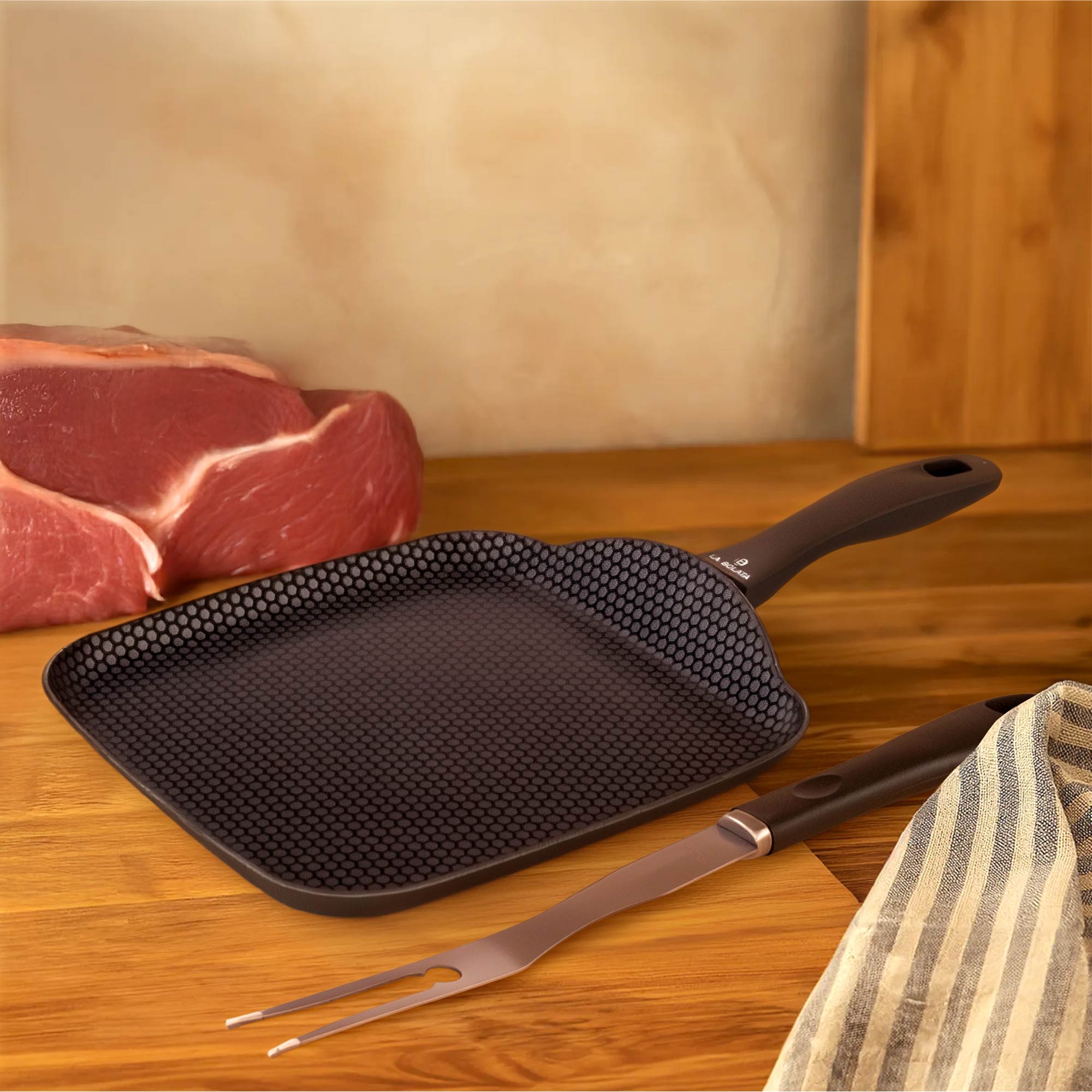 Bistecchiera In Alluminio Per Induzione Quadrata 27x27 Cm Piastra Grill Antiaderente Manico Ergonomico In Regalo Forchettone Gira Carne Tutti Piani Cottura Gas Piastra Vetroceramica Lavabile In Lavastoviglie