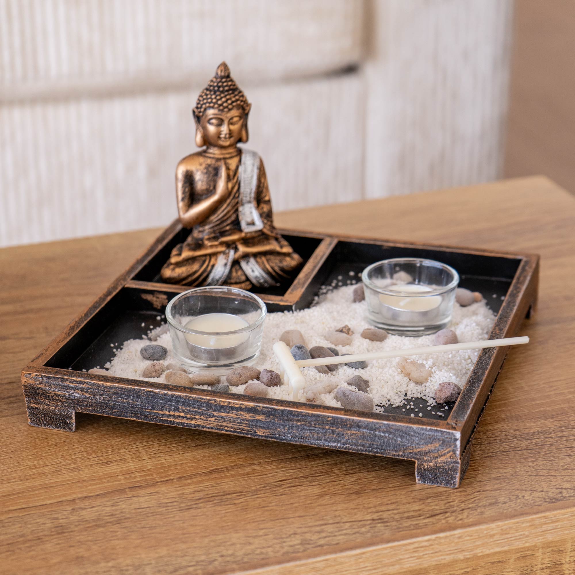 Giardino Zen da Tavolo con Statua Buddha, Sabbia, Sassi e Rastrello – Kit Decorativo Relax e Meditazione, Portacandele Tealight in Vetro Quadrato