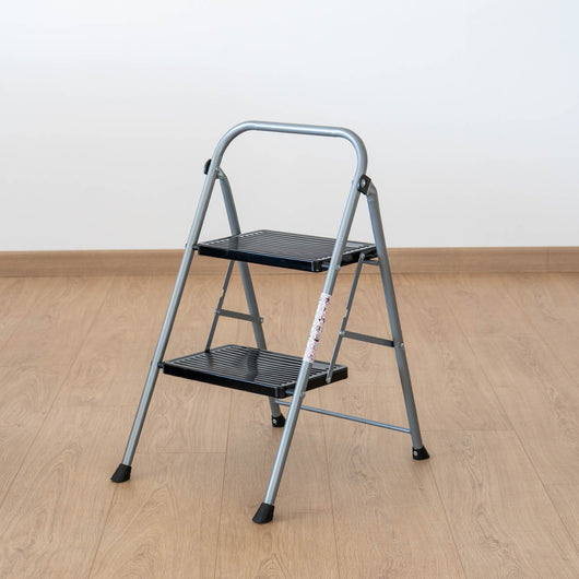 Scala pieghevole in metallo 2 o 3 gradini – Gradini e piedini antiscivolo, portata 150 kg, certificata EN 141, richiudibile e salvaspazio 2 Gradini