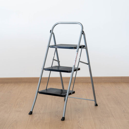 Scala pieghevole in metallo 2 o 3 gradini – Gradini e piedini antiscivolo, portata 150 kg, certificata EN 141, richiudibile e salvaspazio 3 Gradini