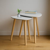 Set di 2 Tavolini da Caffè Moderni Tavolini Sovrapponibili per Salotto con Gambe in Legno di Pino e Ripiano in MDF Bianco Design Scandinavo, Facile da Montare
