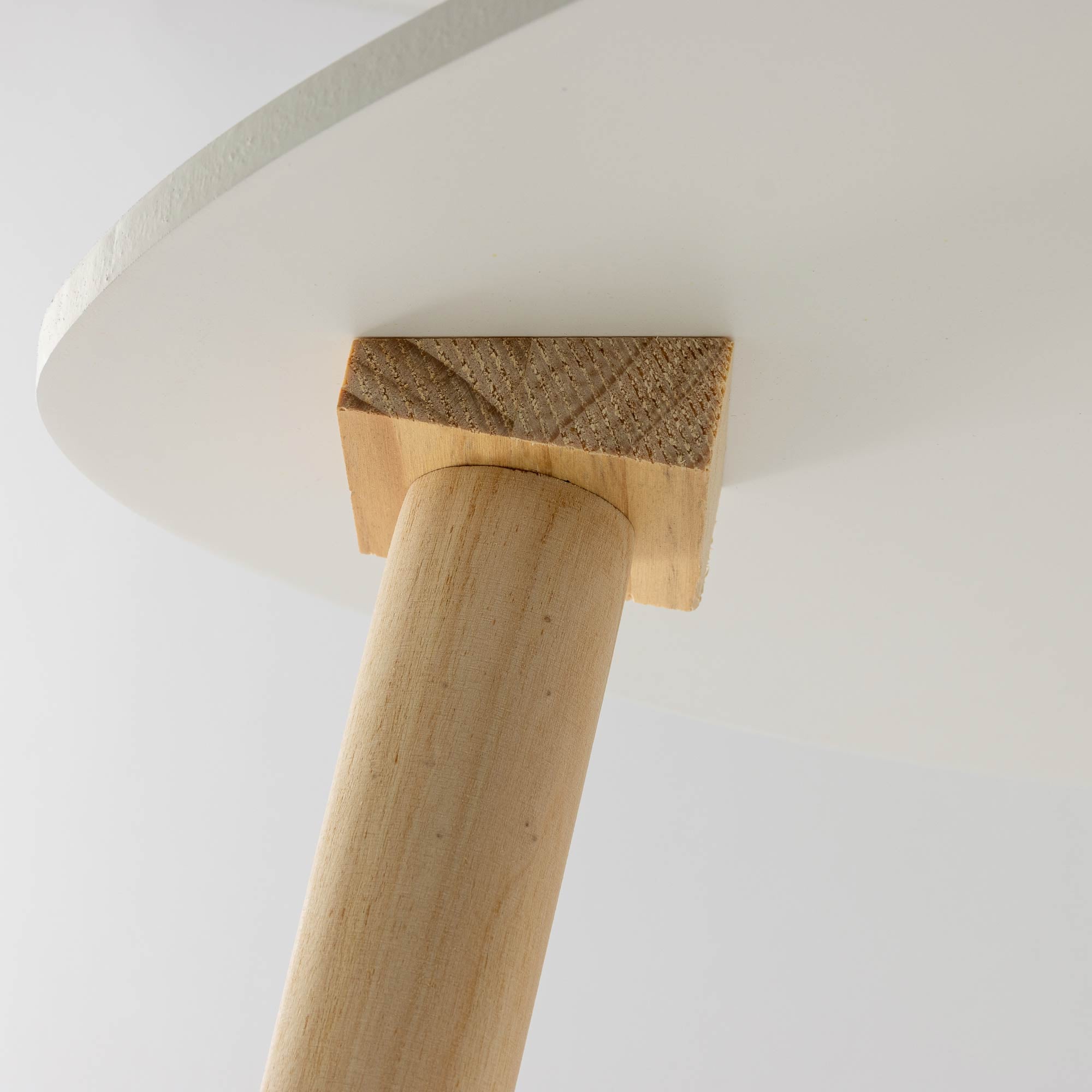 Set di 2 Tavolini da Caffè Moderni Tavolini Sovrapponibili per Salotto con Gambe in Legno di Pino e Ripiano in MDF Bianco Design Scandinavo, Facile da Montare