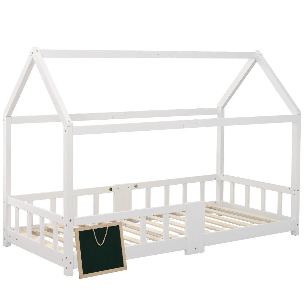 Letto a casa per bambini bianco in legno massiccio con rete a doghe e protezione anticaso 90x200 cm