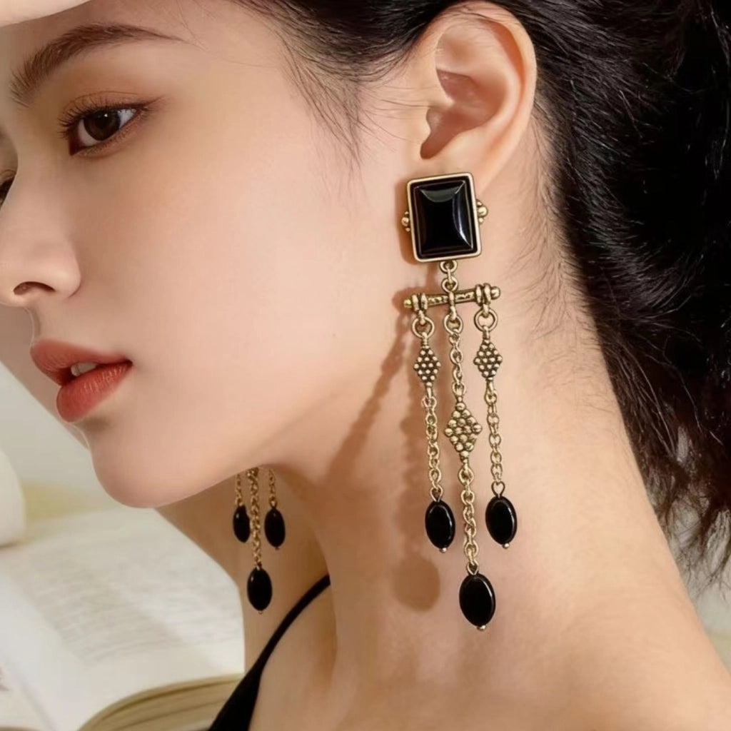 Orecchini pendenti con nappe di cristallo nero in stile vintage