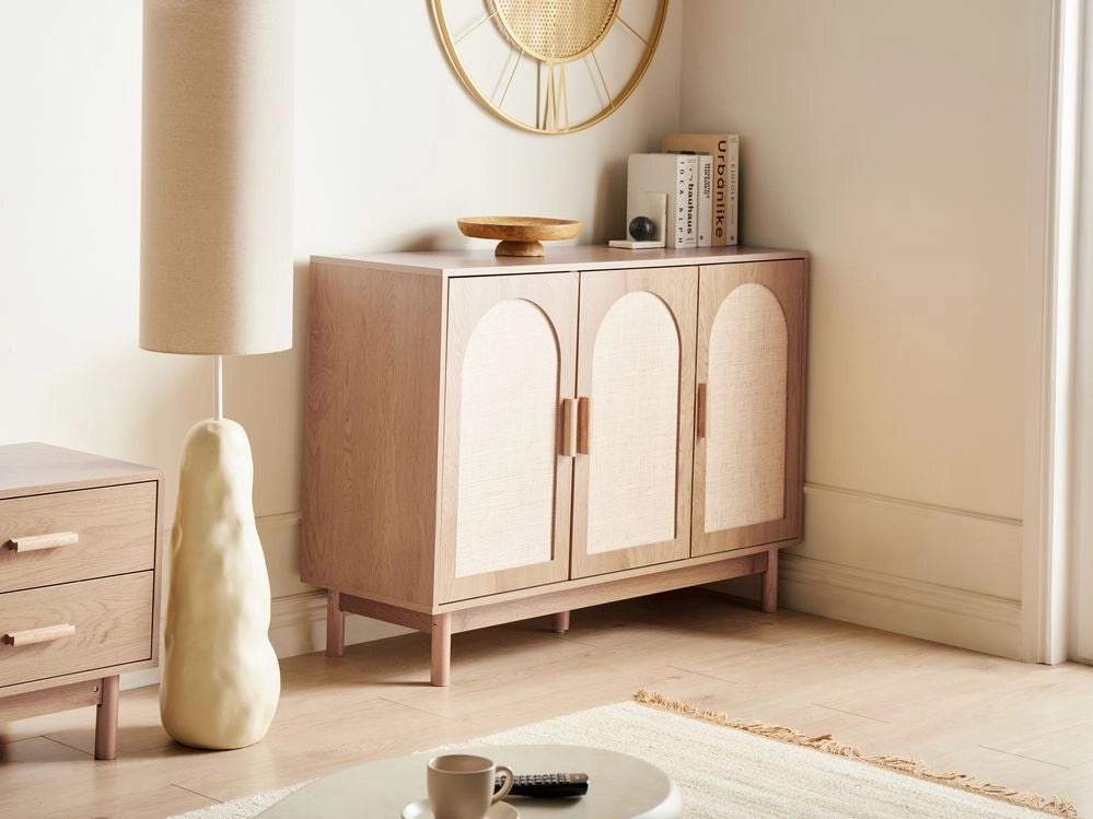 Credenza a 3 ante Marrone chiaro Pannello truciolare Frontale in rattan Gambe in legno Stile boho Mobile contenitore per soggiorno