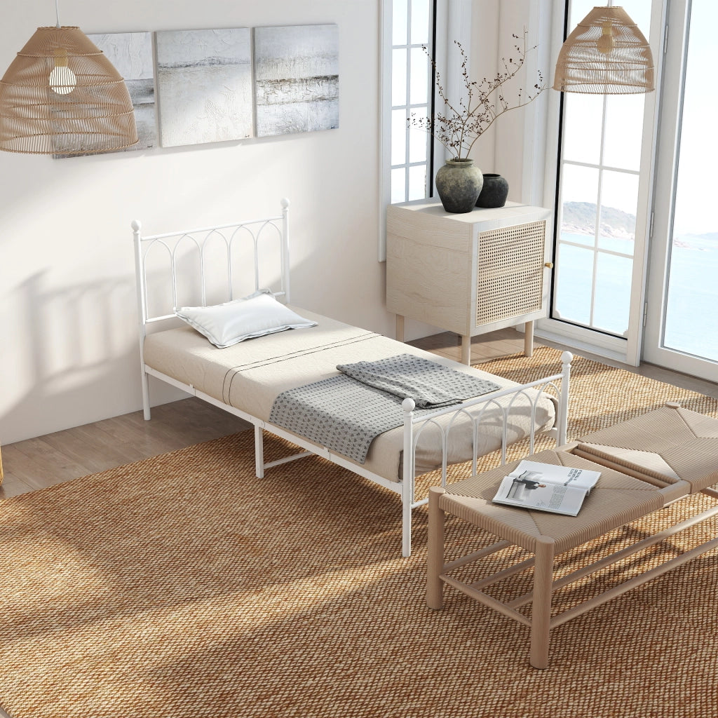 Letto singolo 90x200 cm in acciaio con rete a doghe e spazio sottoletto; bianco