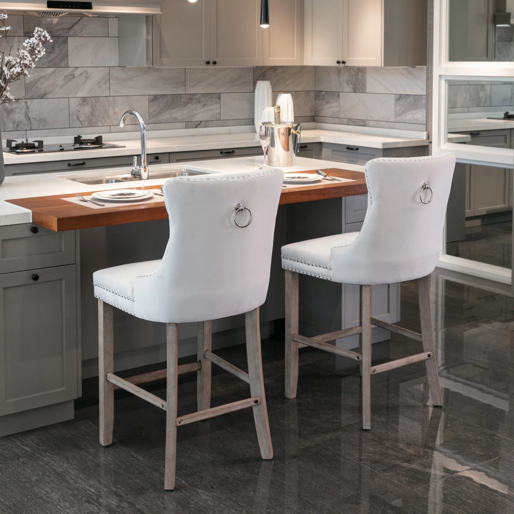 Set di 2 Sgabelli da Bar con Schienale Alto e Borchie Decorative; per Cucina e Sala da Pranzo; Velluto Beige