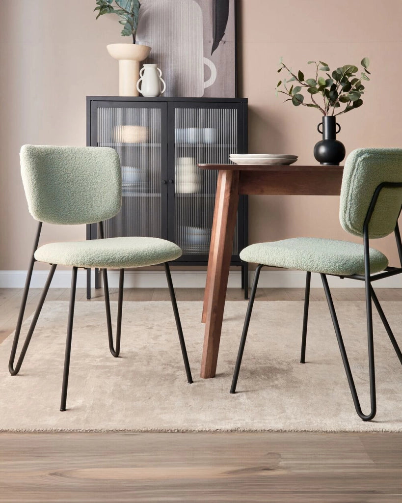Set di 2 sedie da pranzo moderne Seduta imbottita strutturale in tessuto grigio chiaro Schienale curvo senza braccioli Design moderno e contemporaneo
