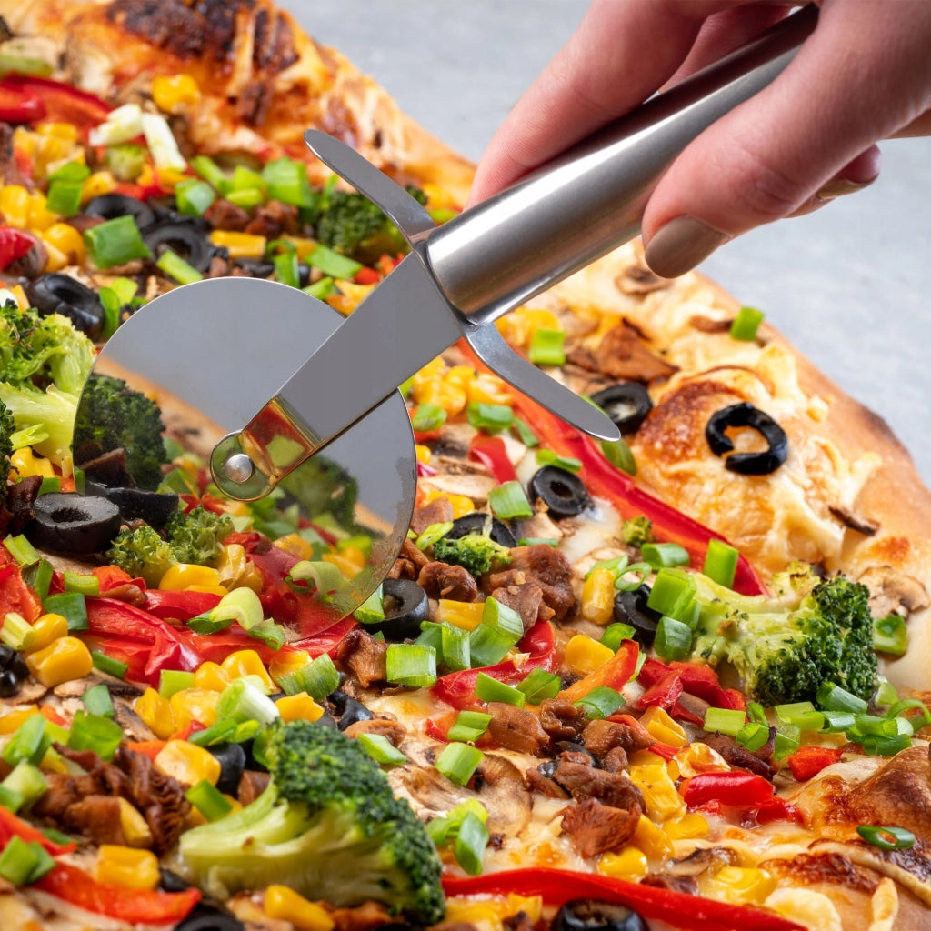 Tagliapizza KADAX con rotella zigrinata affilata e lama in acciaio rotante.