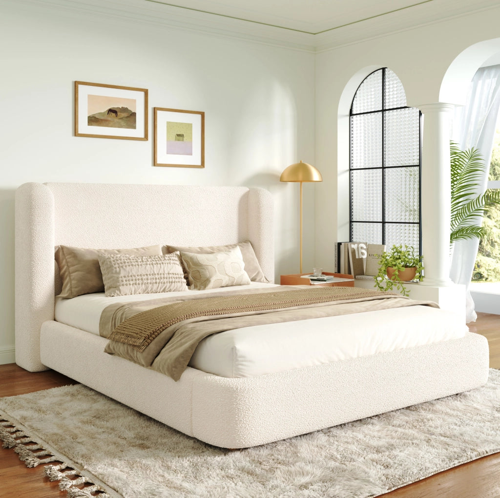 Letto matrimoniale imbottito con rete a doghe; bouclé beige