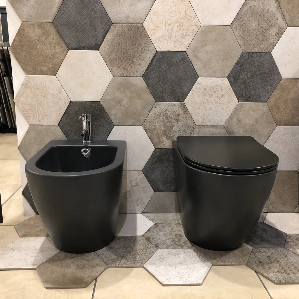 Set Sanitari a terra filo muro, linea tonda colore nero opaco coprivaso soft-close