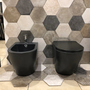 Set Sanitari a terra filo muro, linea tonda colore nero opaco coprivaso soft-close
