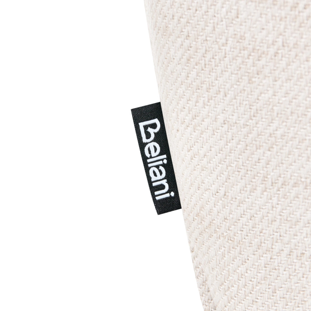 Poltrona in tessuto bianco sporco con braccioli, trapuntatura decorativa e gambe in metallo nero angolo lettura moderno per il soggiorno