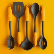 Set da Cucina 5 pezzi - Spatola, Frusta con Fori, Spatola per Spaghetti, Cucchiaio, Cucchiaio con Fori - Antiscivolo con Trattamento Antitraslucido