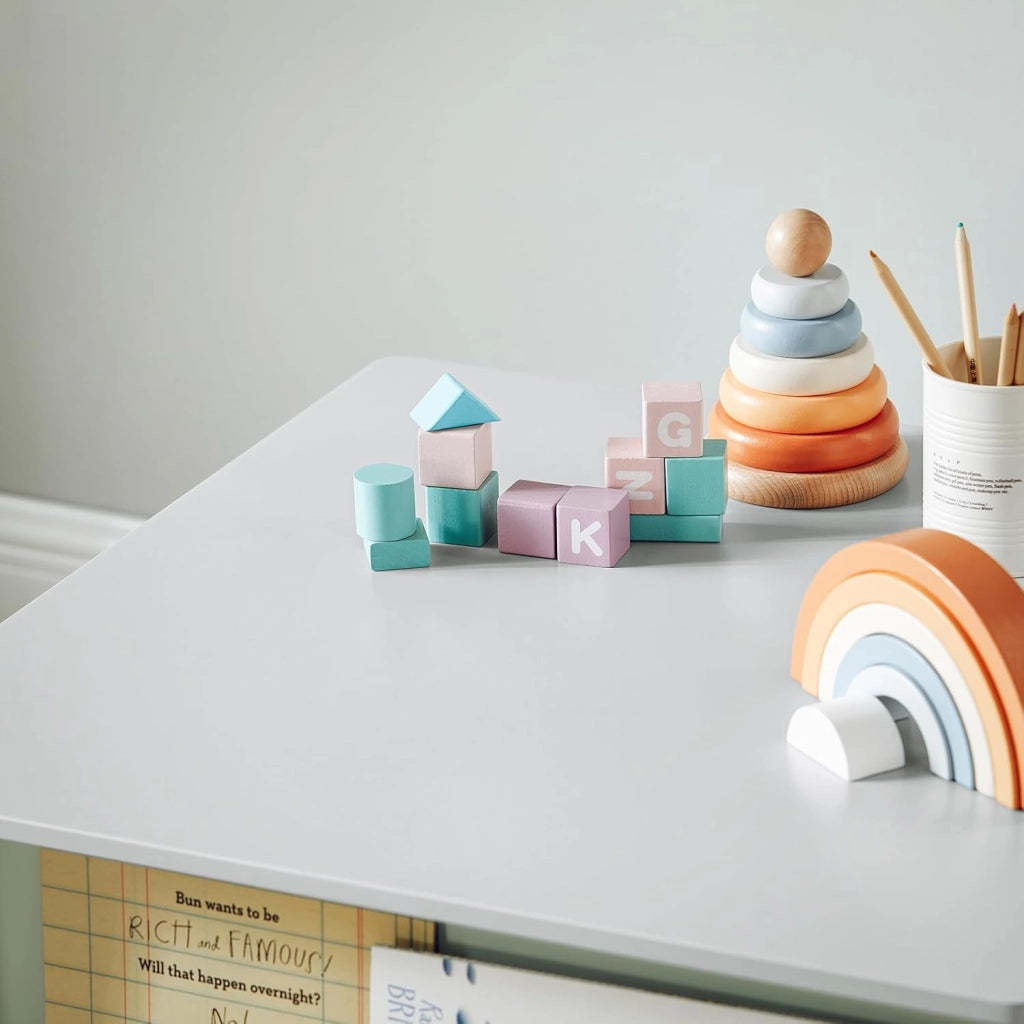 Tavolo per bambini con 2 sedie, Set tavolo e 2 Sedie per Bambini, Scrivania per Bambini con 2 Ripiani Laterali per Libri Grigio Chiaro e Verde, KMB88-HG