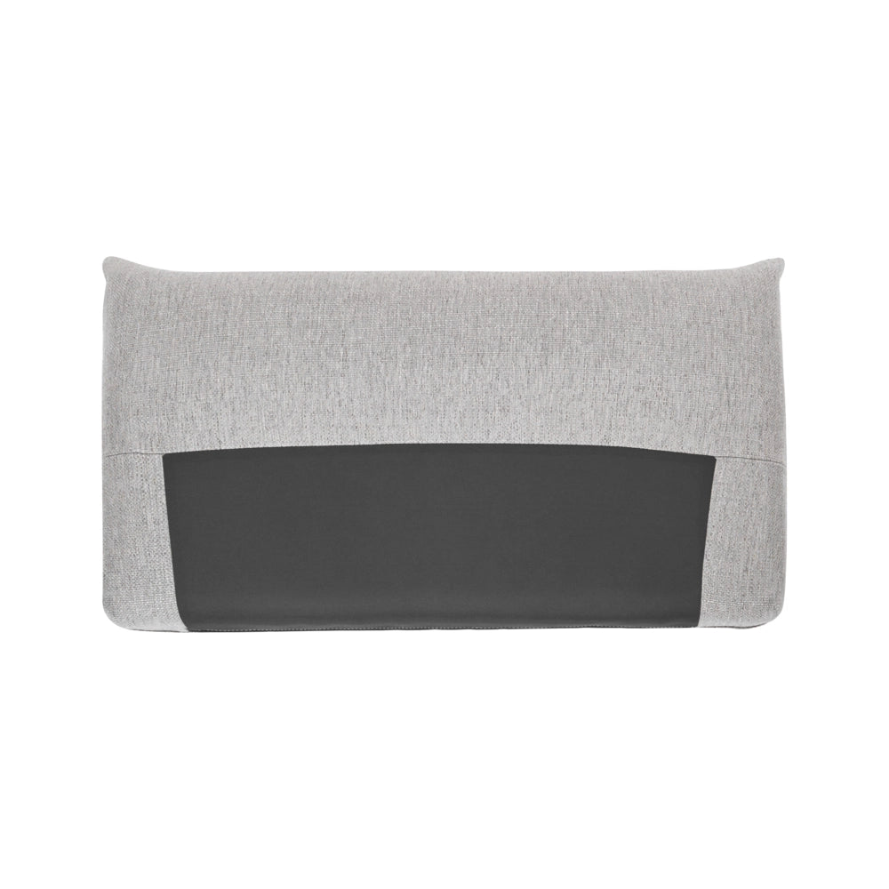 Poltrona da salotto con schienale in tessuto e gambe in legno grigio chiaro stile moderno
