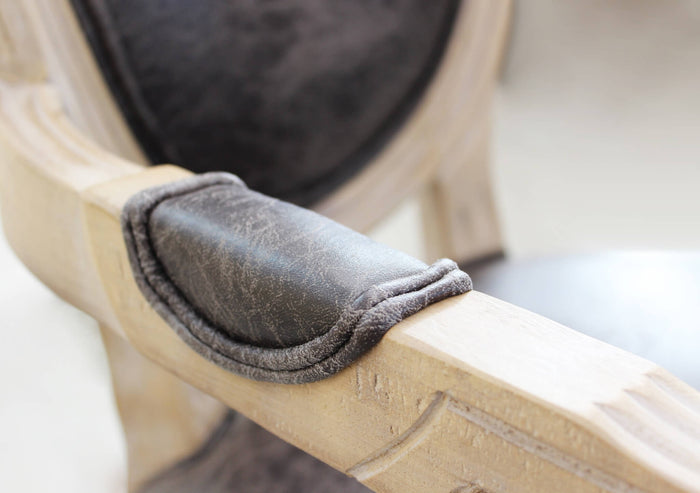 POLTRONA CONSTANCE IN ECOPELLE NERA DAL DESIGN VINTAGE