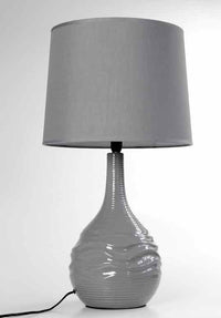 LAMPADA DA TAVOLO IN CERAMICA CON BASE ONDULATA 34X34X H72 CM GRIGIA