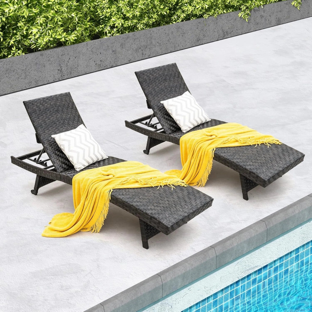 Lettino Prendisole in Rattan PE, Sdraio da Giardino Pieghevole con Schienale Regolabile, Schiuma ad Asciugatura Rapida e Due Ruote, Portata 150 kg, per Balcone Piscina