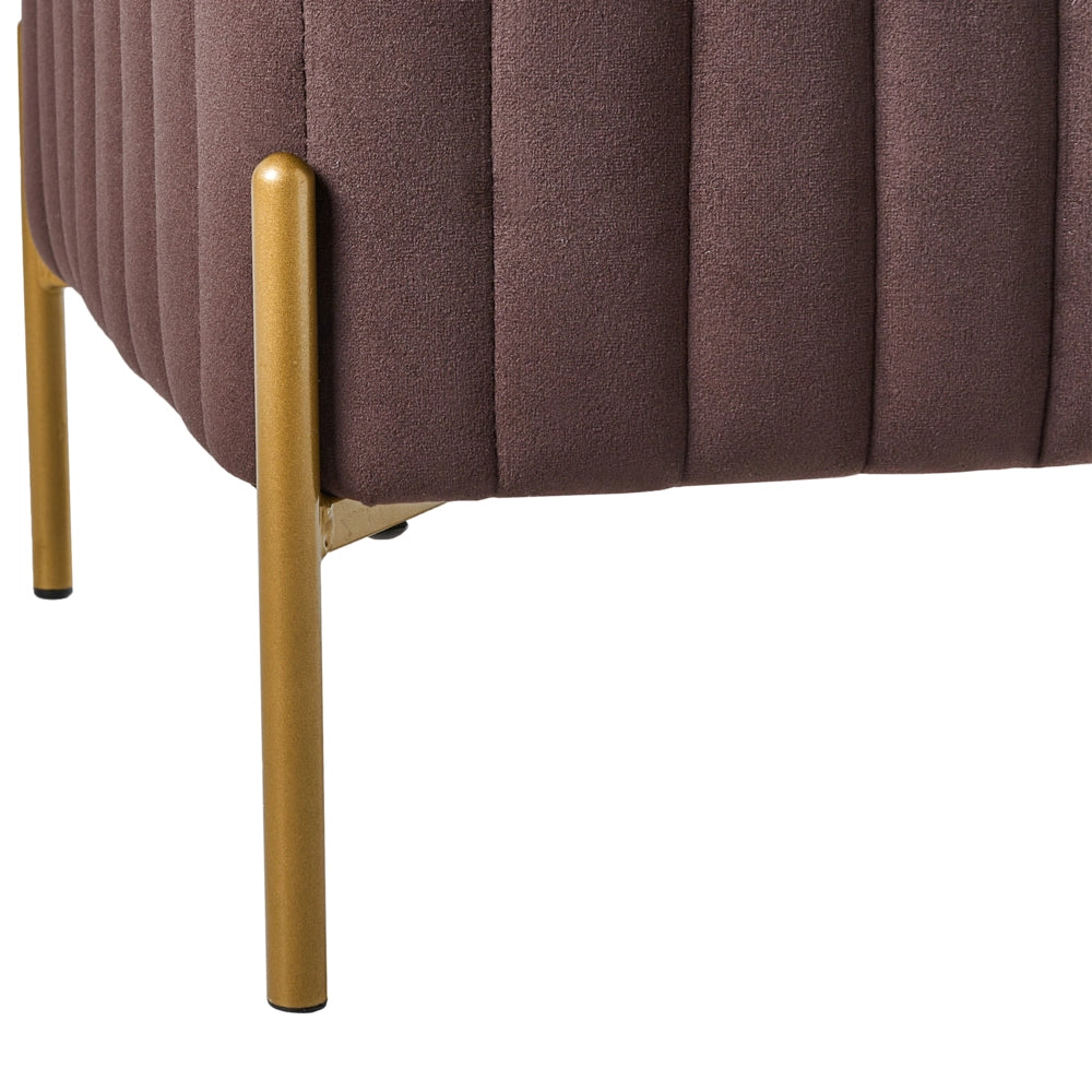 Pouf rivestito in velluto marrone sporco con gambe in metallo dorato seduta quadrata 47 x 47 cm per un salotto glamour