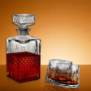SET BOTTIGLIA CUBO IN VETRO DA 1 LITRO CON 2 BICCHIERI DA LIQUORE ROYAL CAPIENZA 150 ML