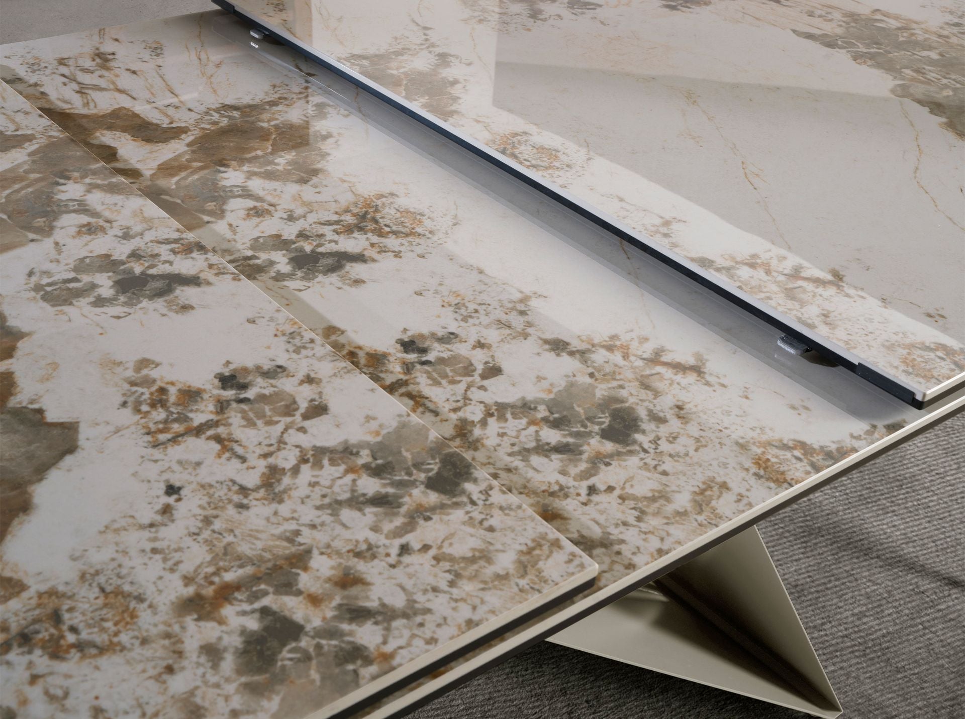 Tavolo da pranzo rettangolare allungabile in marmo porcellanato e acciaio grigio tortora